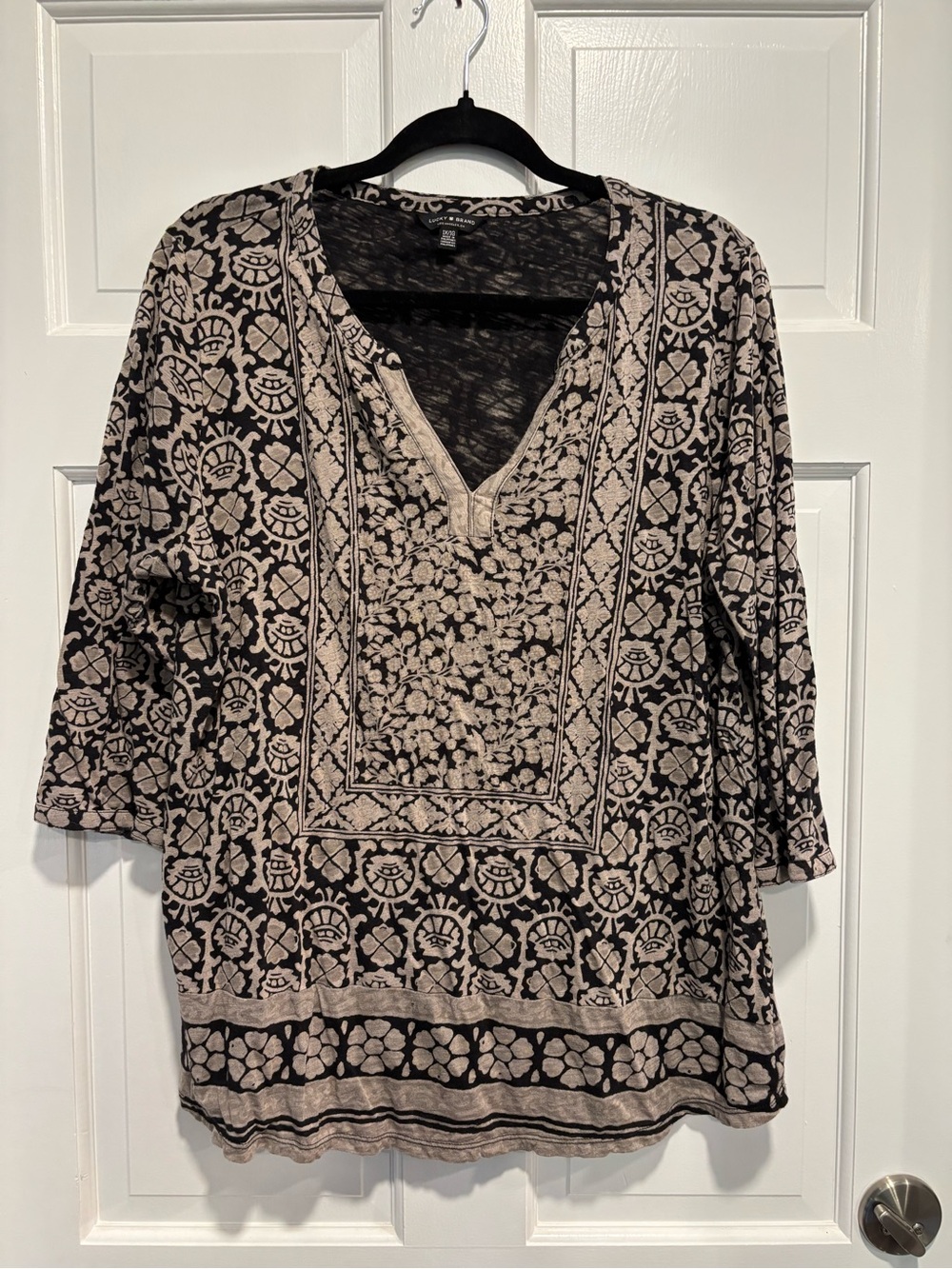 LUCKY XL Black and Tan Printed V-Neck Women’s Top